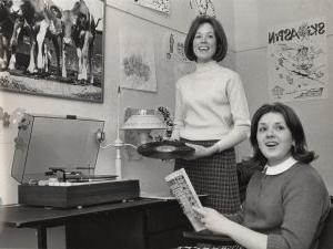 1971届的女学生们在博彩平台网址大全的宿舍里.